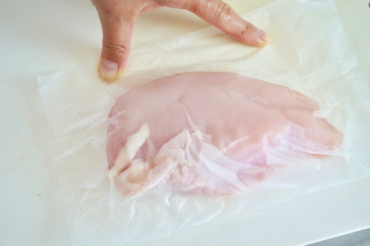 コストコのプレスンシールで鶏肉を密閉