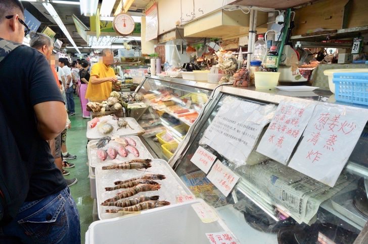 第一牧志公設市場の館内