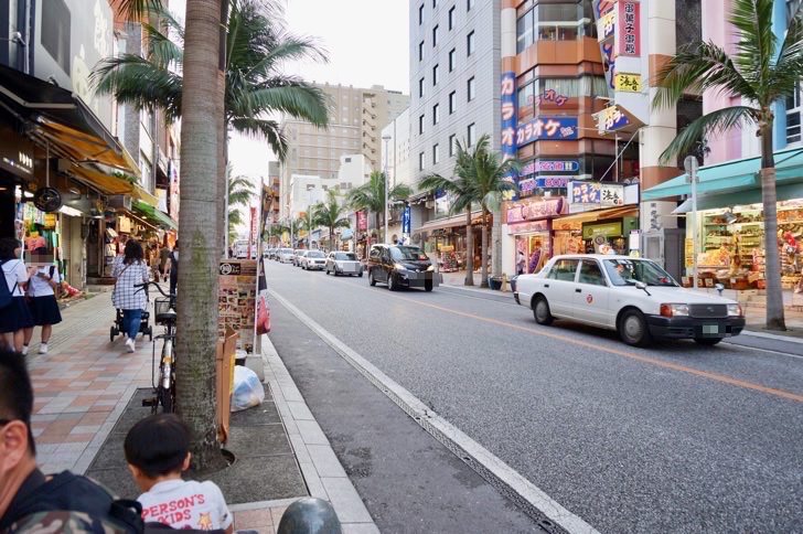 第一牧志公設市場近くの国際通り