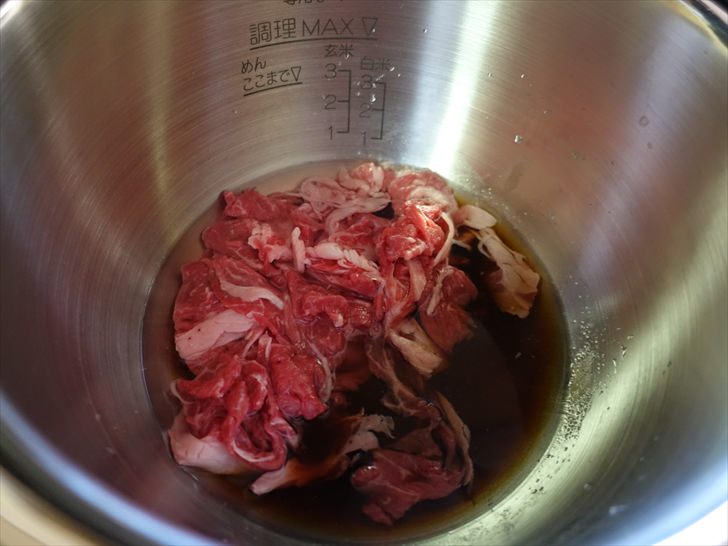 電気圧力鍋に肉と調味料を入れたところ