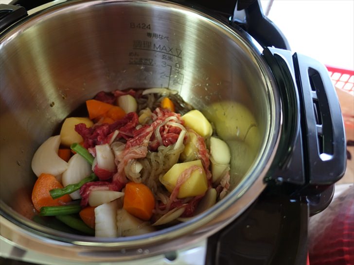 肉じゃがの材料を全部入れたところ