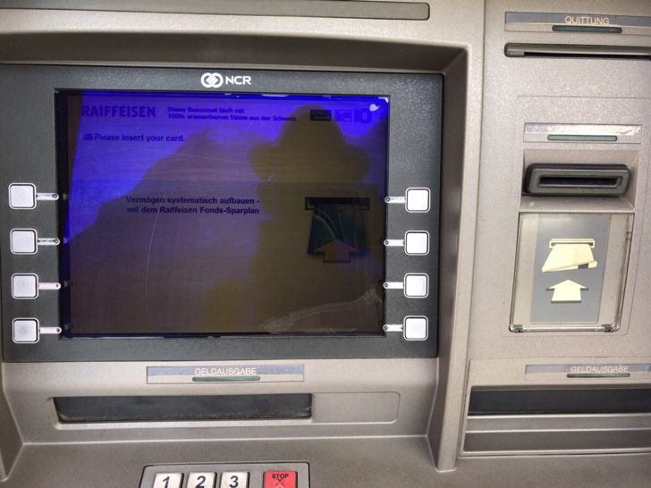 スイスのATMで現金を引き出す手順