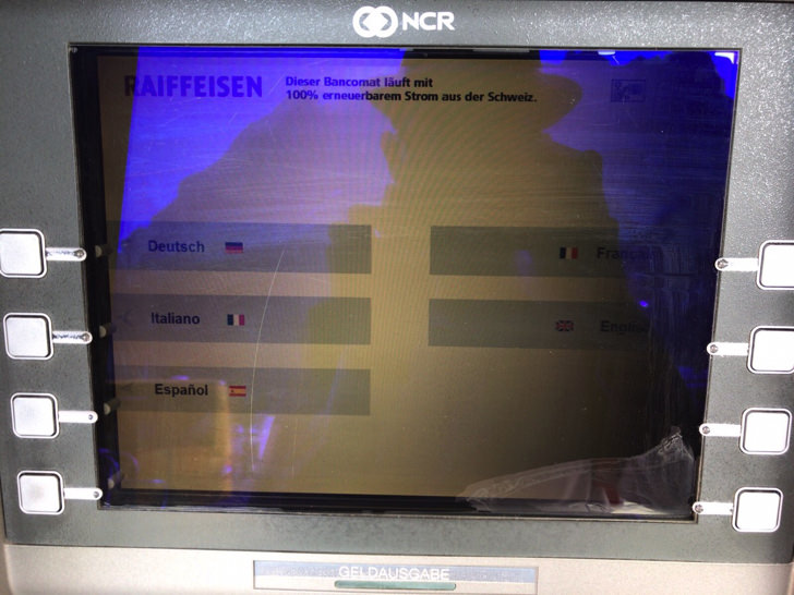 スイスのATMで現金を引き出す手順