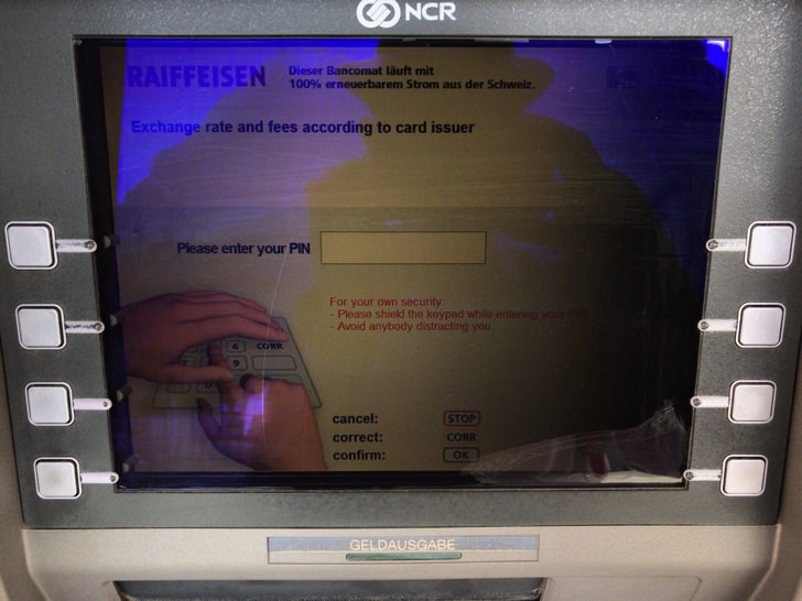 スイスのATMで現金を引き出す手順
