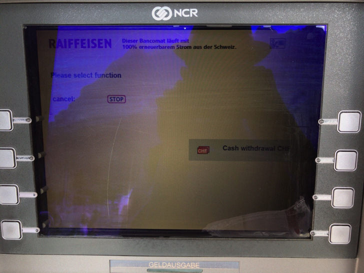 スイスのATMで現金を引き出す手順