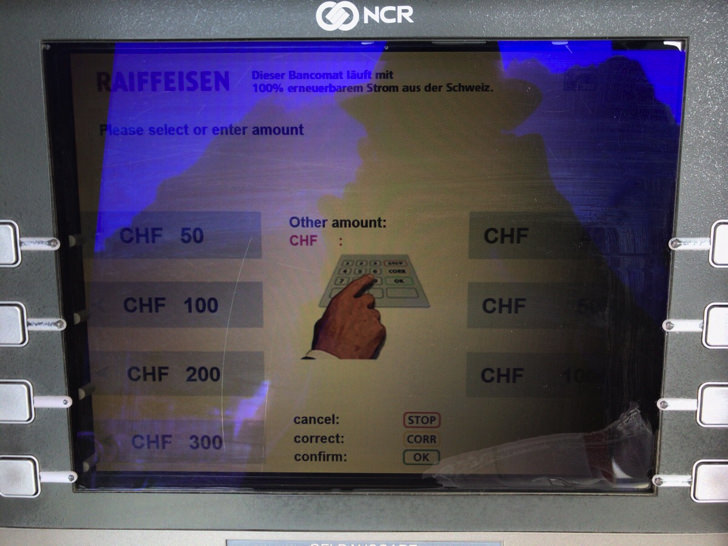 スイスのATMで現金を引き出す手順