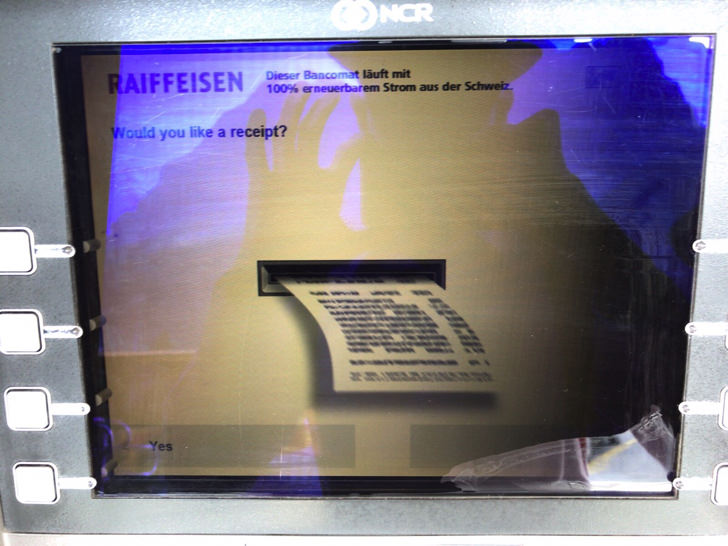 スイスのATMで現金を引き出す手順