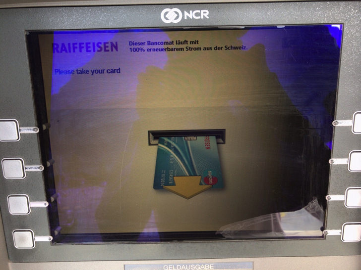 スイスのATMで現金を引き出す手順