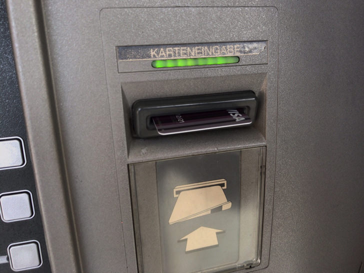 スイスのATMで現金を引き出す手順