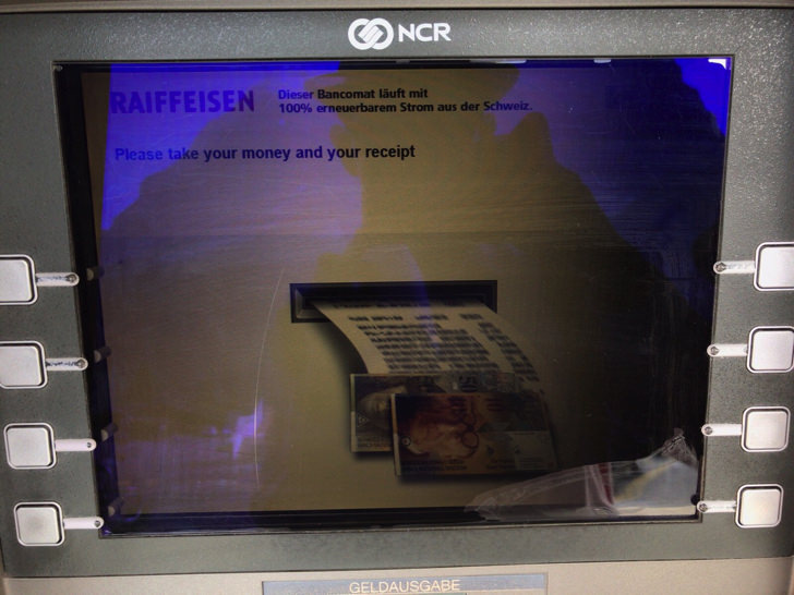 スイスのATMで現金を引き出す手順
