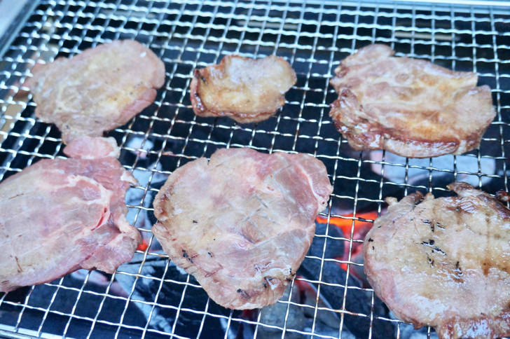 コストコのUSAビーフ タン厚切り焼肉用(炭火焼きの風景2)