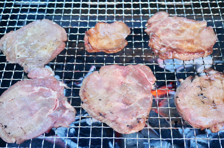 コストコのUSAビーフ タン厚切り焼肉用(炭火焼きの風景3)