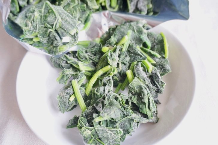 コストコの冷凍ほうれん草(中身をお皿に盛る)