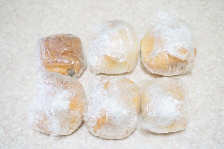 コストコのパンをフードラップで密閉