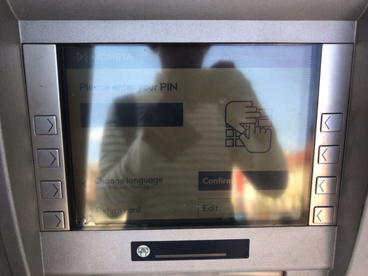 チェコのATMで現金を下ろす流れ