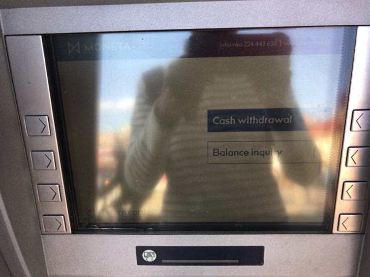 チェコのATMで現金を下ろす流れ