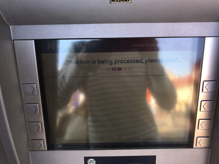 チェコのATMで現金を下ろす流れ