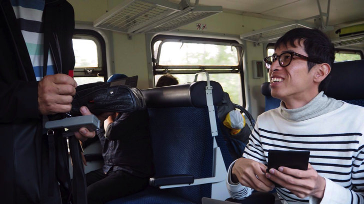 チェスキークルムロフからプラハに向かう車内で切符を買う様子