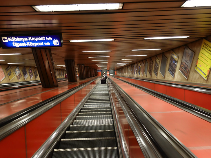 ハンガリーの地下鉄駅 エスカレーター