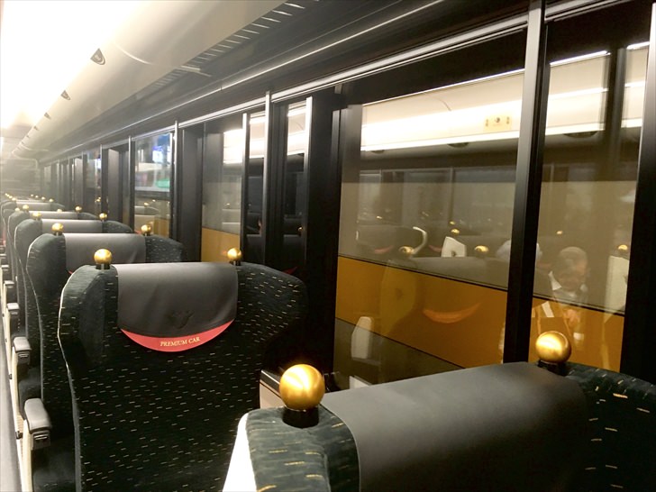 京阪プレミアムカーの座席1列