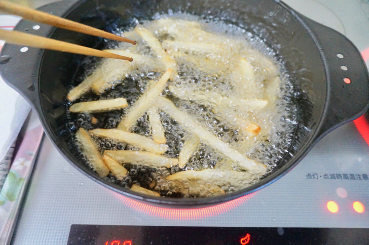 コストコのマッケイン ストレートカットフライの作り方(油で揚げる2)