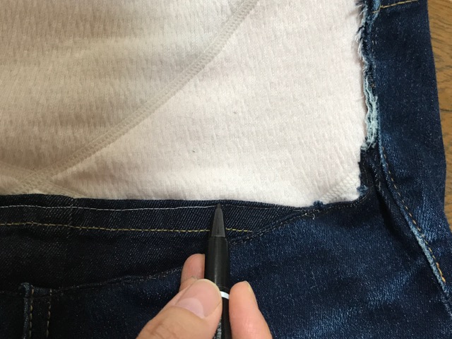ジーンズ、油性ペンで色を塗る