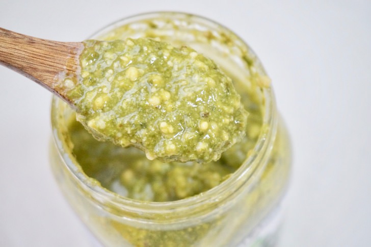 コストコのバジルペースト(スプーンですくったところ)