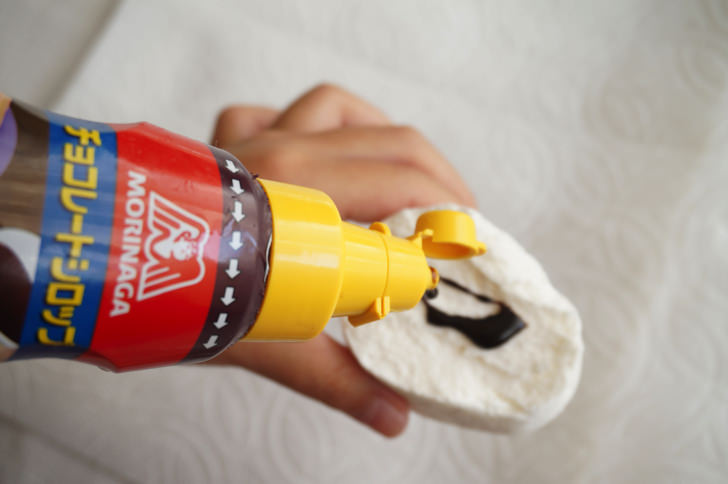 コストコのキャンプファイヤー ジャイアントロースターマシュマロ(チョコレートソースをかける)