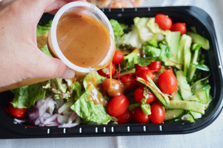 コストコのチョレギサラダ(ドレッシングをかける)