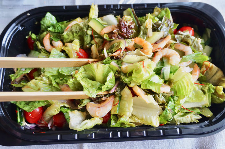 コストコのチョレギサラダ(混ぜる)