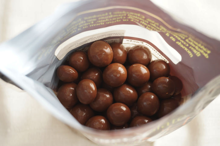 コストコのカークランドシグネチャー ミルクチョコレート ヘーゼルナッツトフィクランチ(チョコレート)