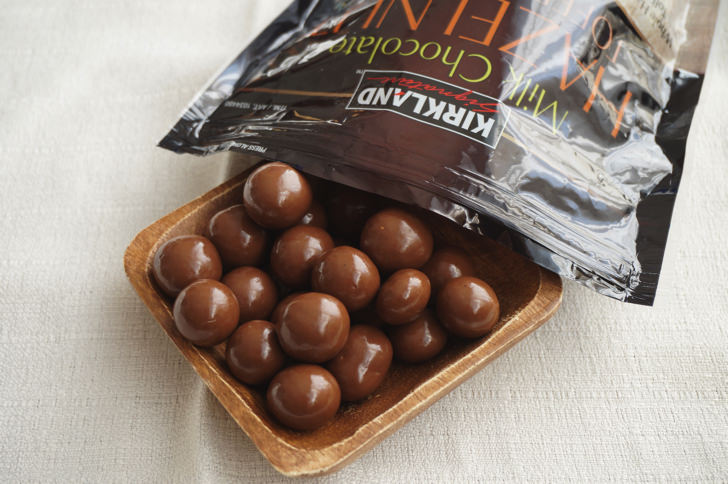 コストコのカークランドシグネチャー ミルクチョコレート ヘーゼルナッツトフィクランチ(お皿に盛り付けた様子)