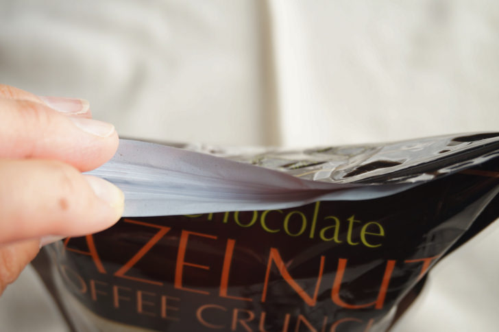 コストコのカークランドシグネチャー ミルクチョコレート ヘーゼルナッツトフィクランチ(上部のチャック)