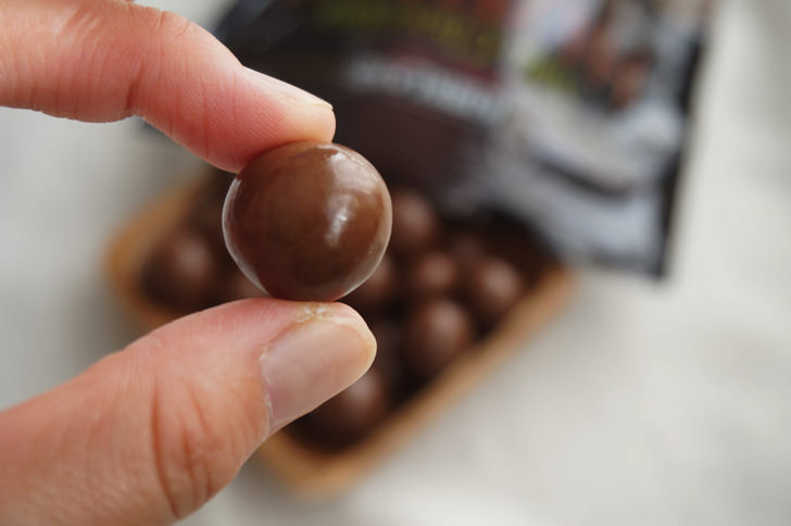 コストコのカークランドシグネチャー ミルクチョコレート ヘーゼルナッツトフィクランチ(チョコレートのアップ)