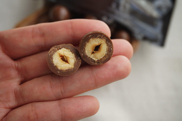 コストコのカークランドシグネチャー ミルクチョコレート ヘーゼルナッツトフィクランチ(断面のアップ)