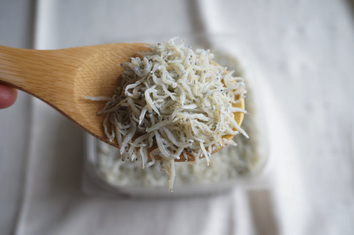 コストコのしらす干し(スプーンですくった様子)