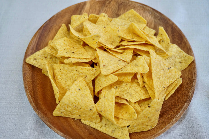 カークランドシグニチャー トルティーヤチップス(お皿に盛り付けた様子)