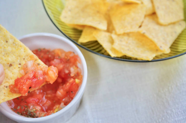 カークランドシグニチャー トルティーヤチップス(サルサソースにつける)