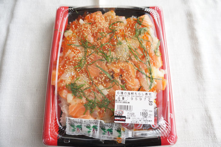 コストコの 6種の海鮮ちらし寿司 の特徴と食べた感想 サーモン 真鯛 醤油いくらがたっぷり ノマド的節約術