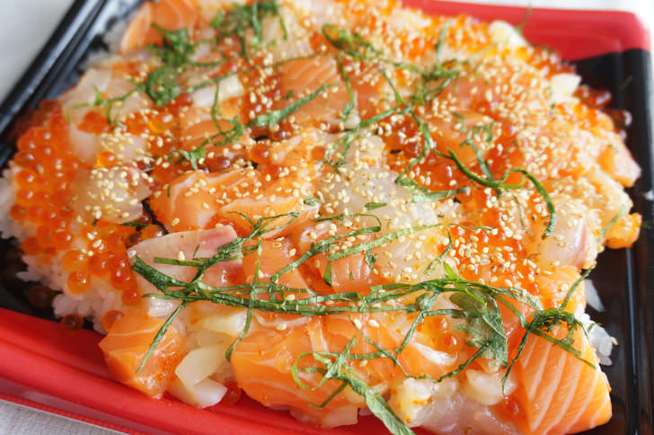 コストコの6種の海鮮ちらし寿司(中身のアップ)