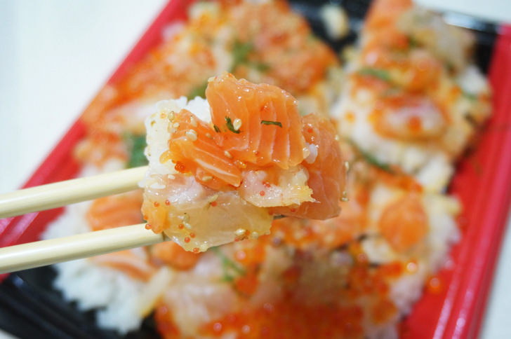 コストコの6種の海鮮ちらし寿司(サーモン・鯛・とびこ)