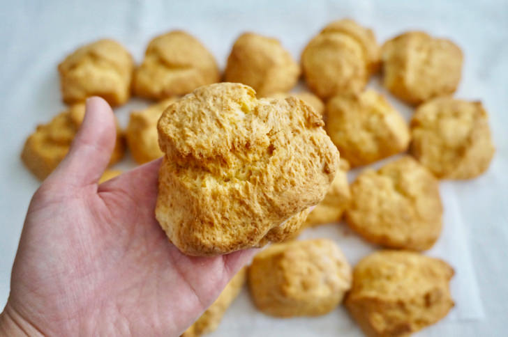 コストコのアイリッシュスコーン(手に取った様子)