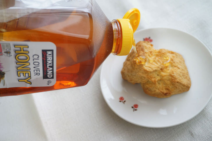 コストコのアイリッシュスコーン(はちみつをかける)