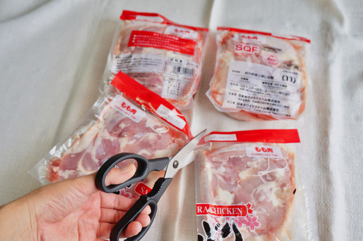 コストコの国産さくらどりもも肉(袋を切る)
