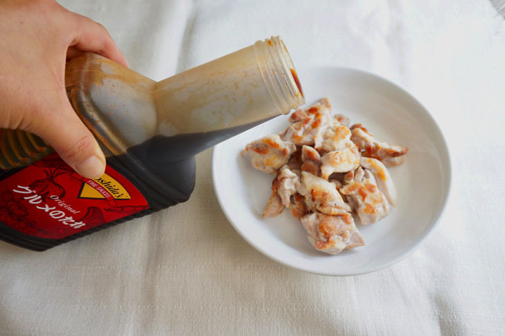 コストコの国産さくらどりもも肉(ヨシダソースをかける)