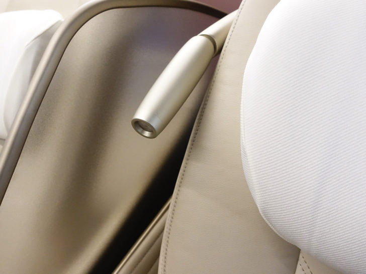 グランクラスのシート 読書灯