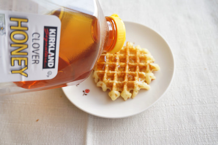 コストコのミルキャンプ ベルギーワッフル(はちみつをかける)
