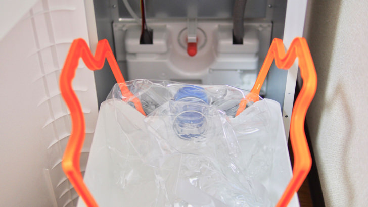 コスモウォーターの引き取りの流れ(水のボトルを取り出す)