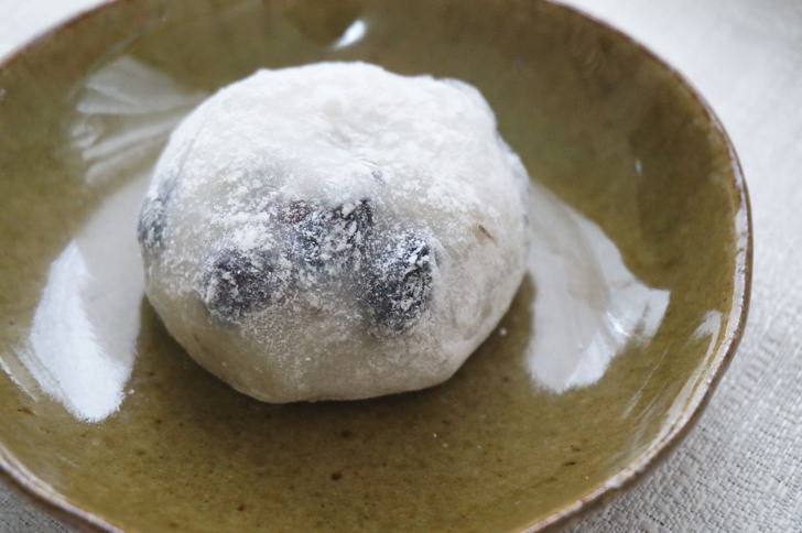 コストコの福べぇ 黒豆塩大福(お皿にのせた様子)