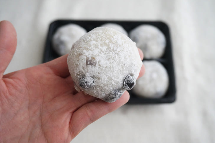 コストコの福べぇ 黒豆塩大福(表面)